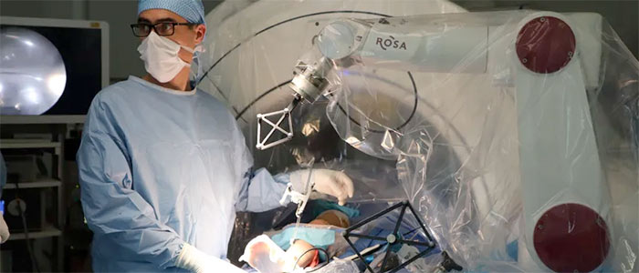 Reconstruction assistée par robot du ligament croisé antérieur chez l’enfant